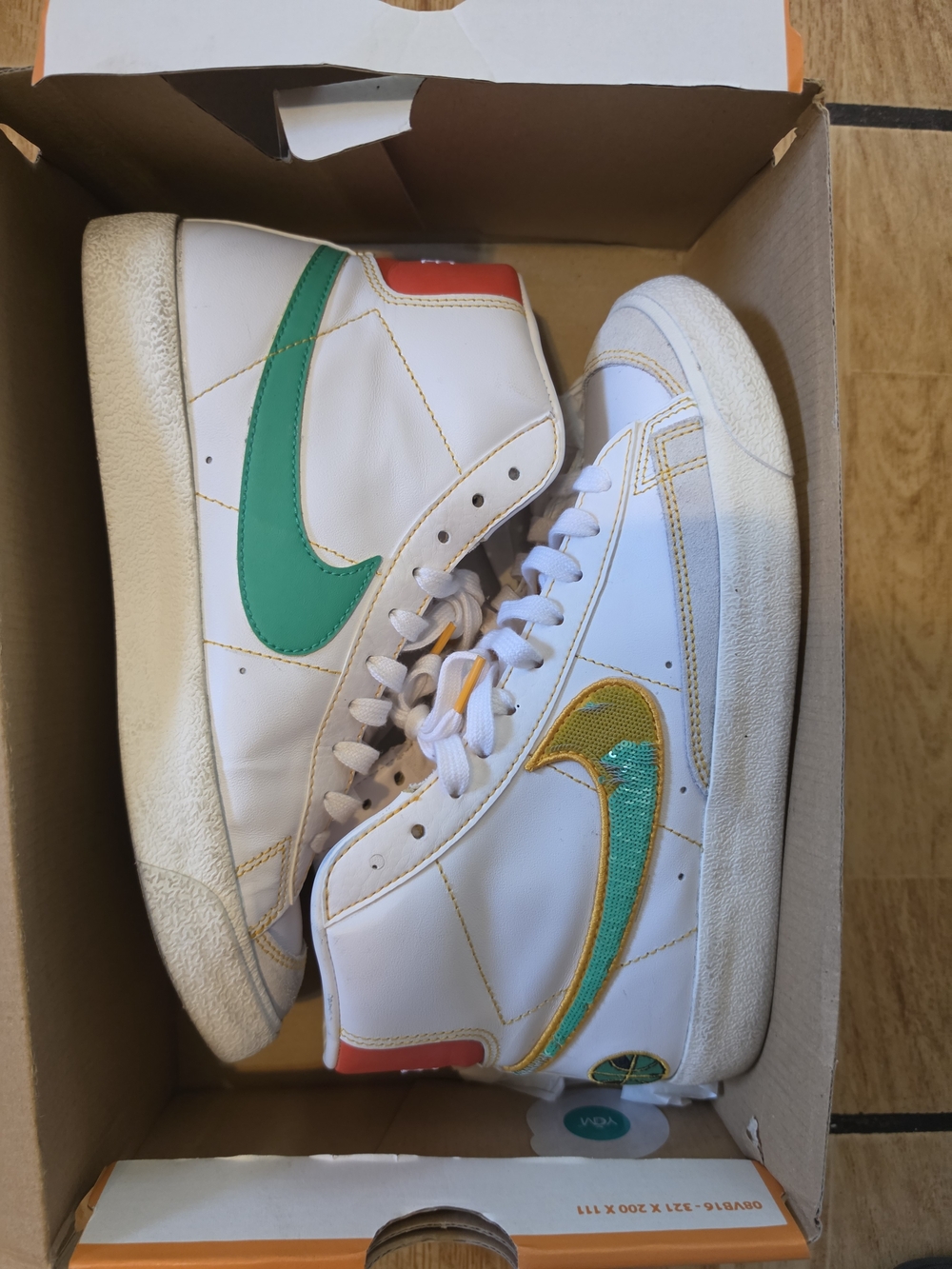 Nike Kids' Blazer Mid-Top Sneakers in White and Green Size 7y